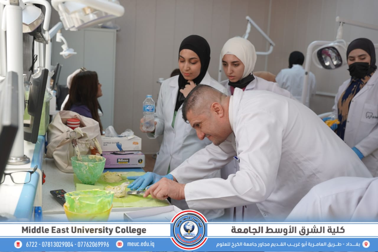 تدريب عملي لطلبة المرحلة الرابعة قسم طب الأسنان في كلية الشرق الأوسط الجامعة حول عملية أخذ الطبعات